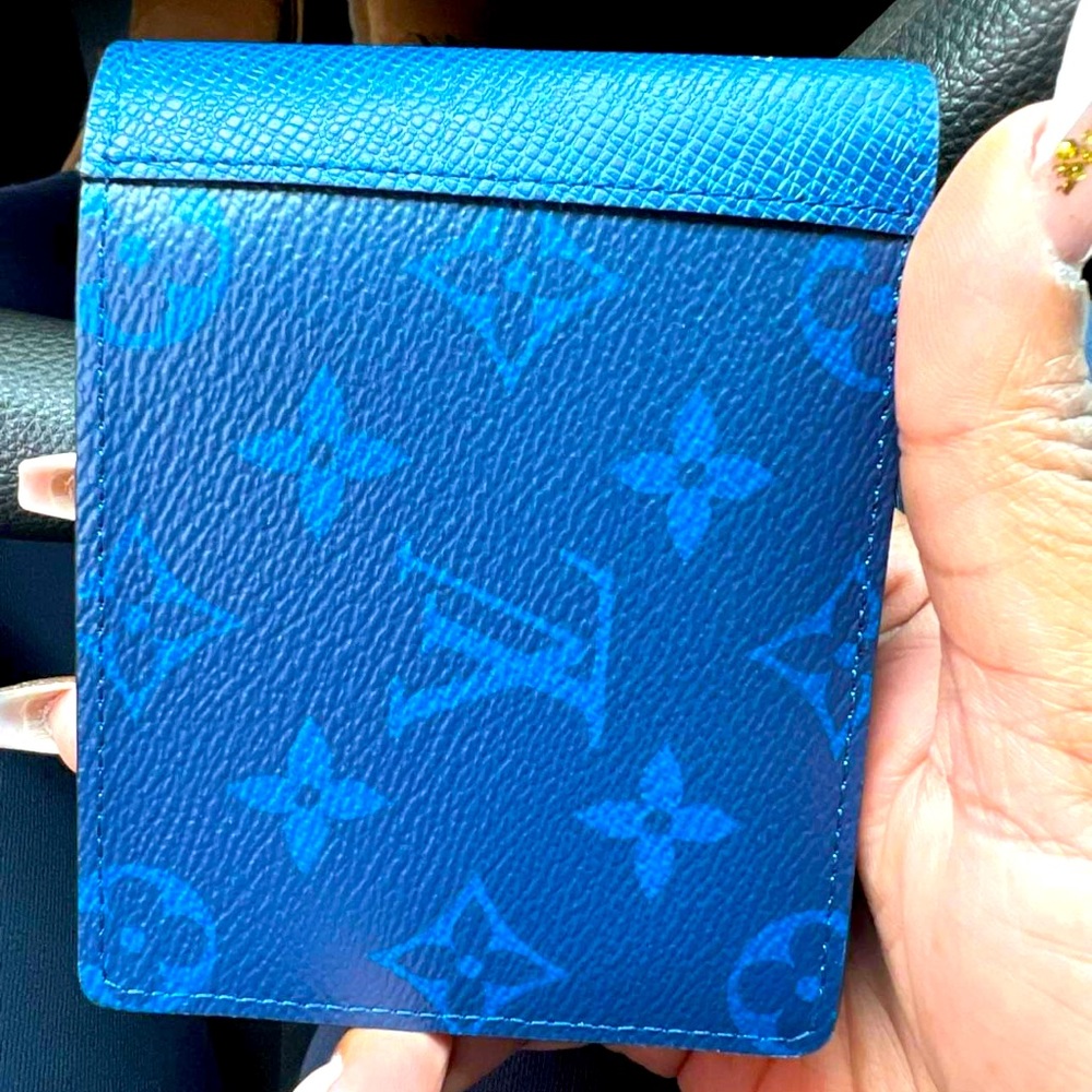 Men’s Louis Vuitton wallets used once